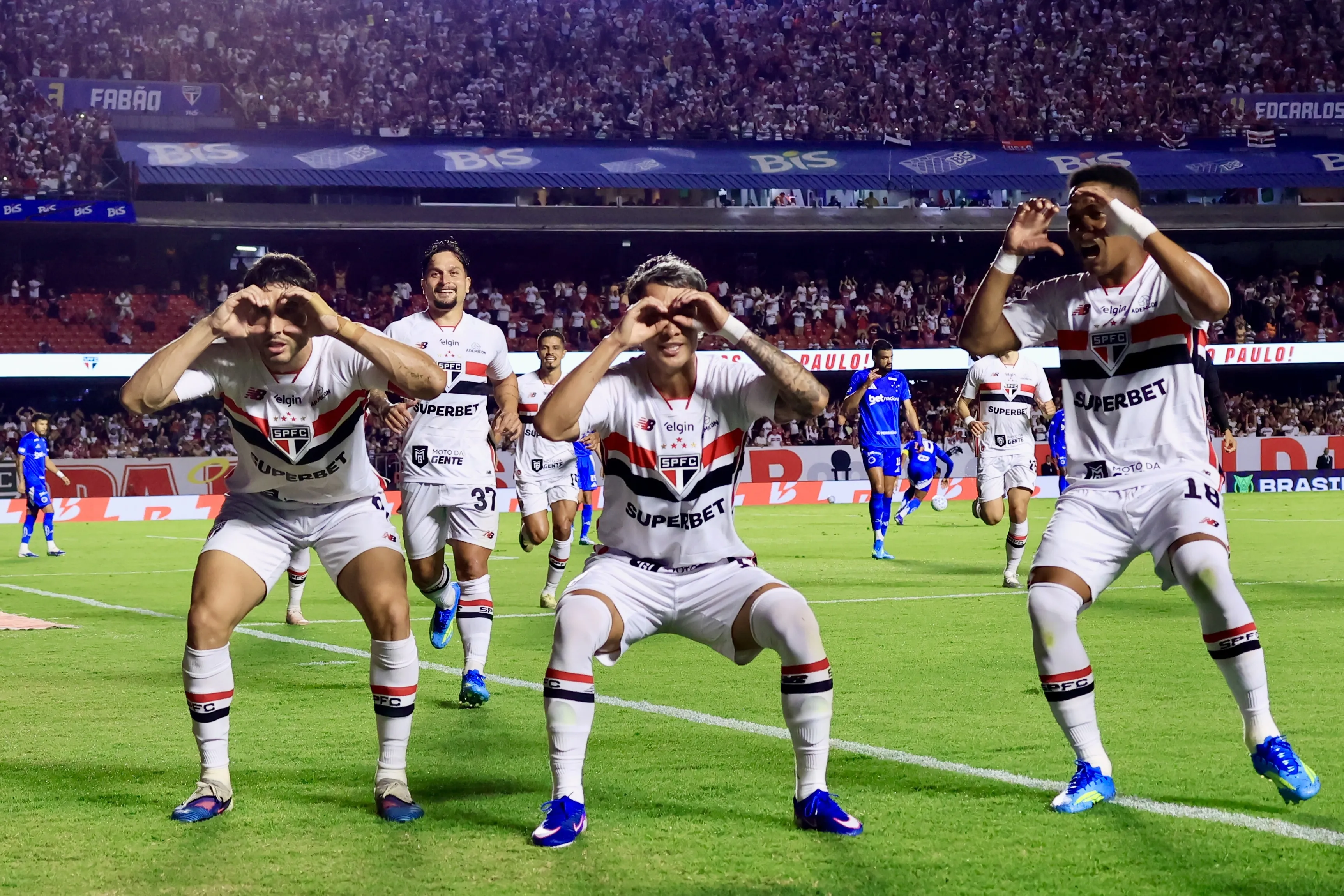 Calleri jogador do Sao Paulo comemora seu gol com jogadores do seu time durante partida contra o Cruzeiro. Foto: Marcello Zambrana/AGIF