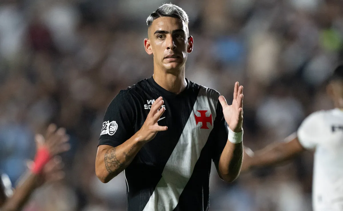Torcida do Vasco critica Puma Rodríguez no primeiro tempo do clássico contra o Botafogo pelo Brasileirão
