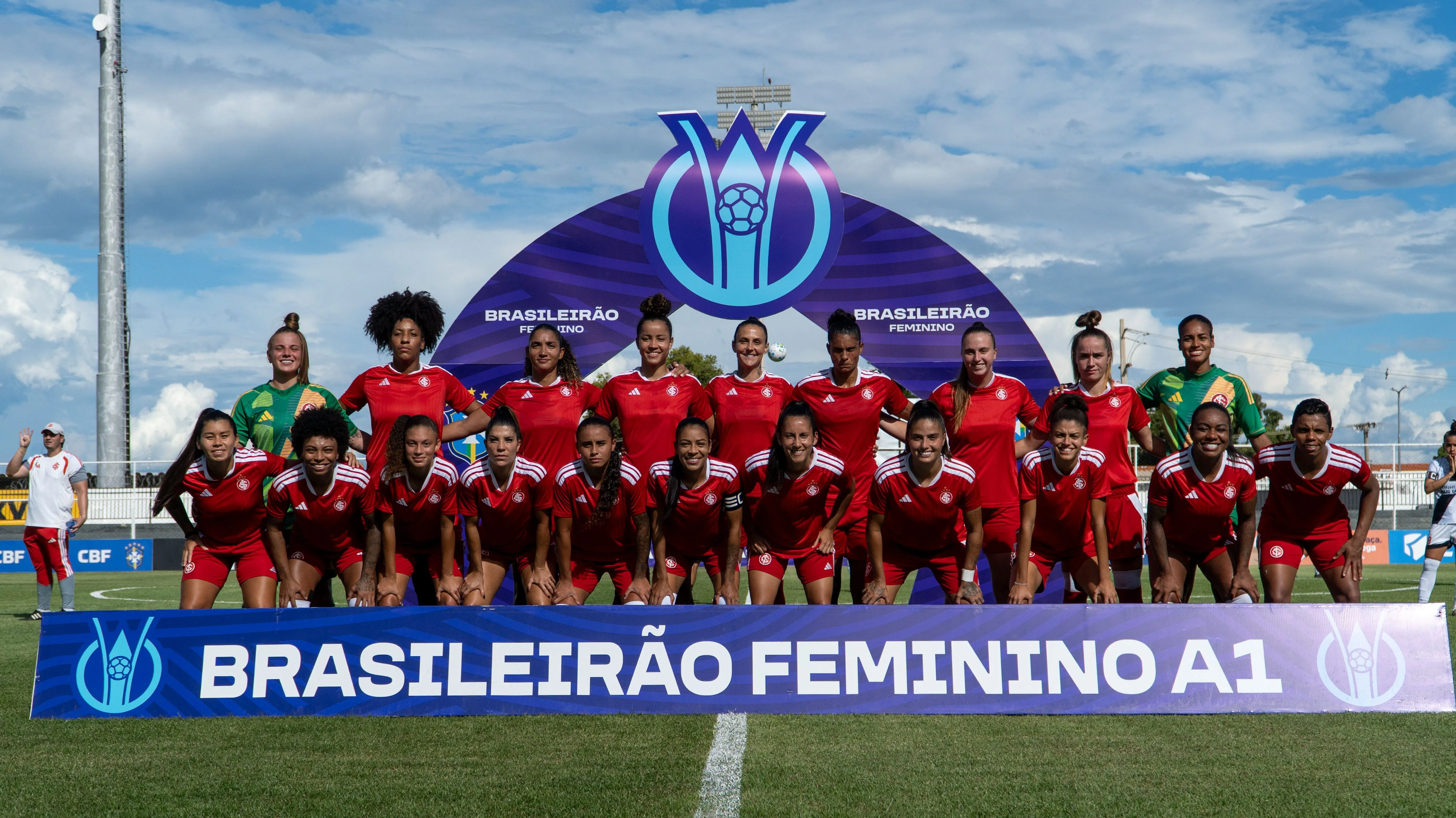Time feminino do Internacional completo em campo