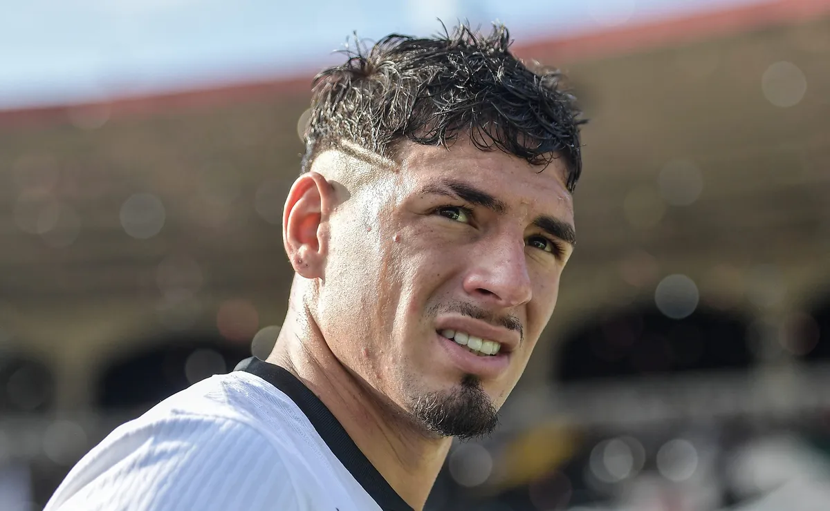 Saldivia deveria ter sido expulso em Vasco x Botafogo após falta em Matheus Martins, segundo PC de Oliveira