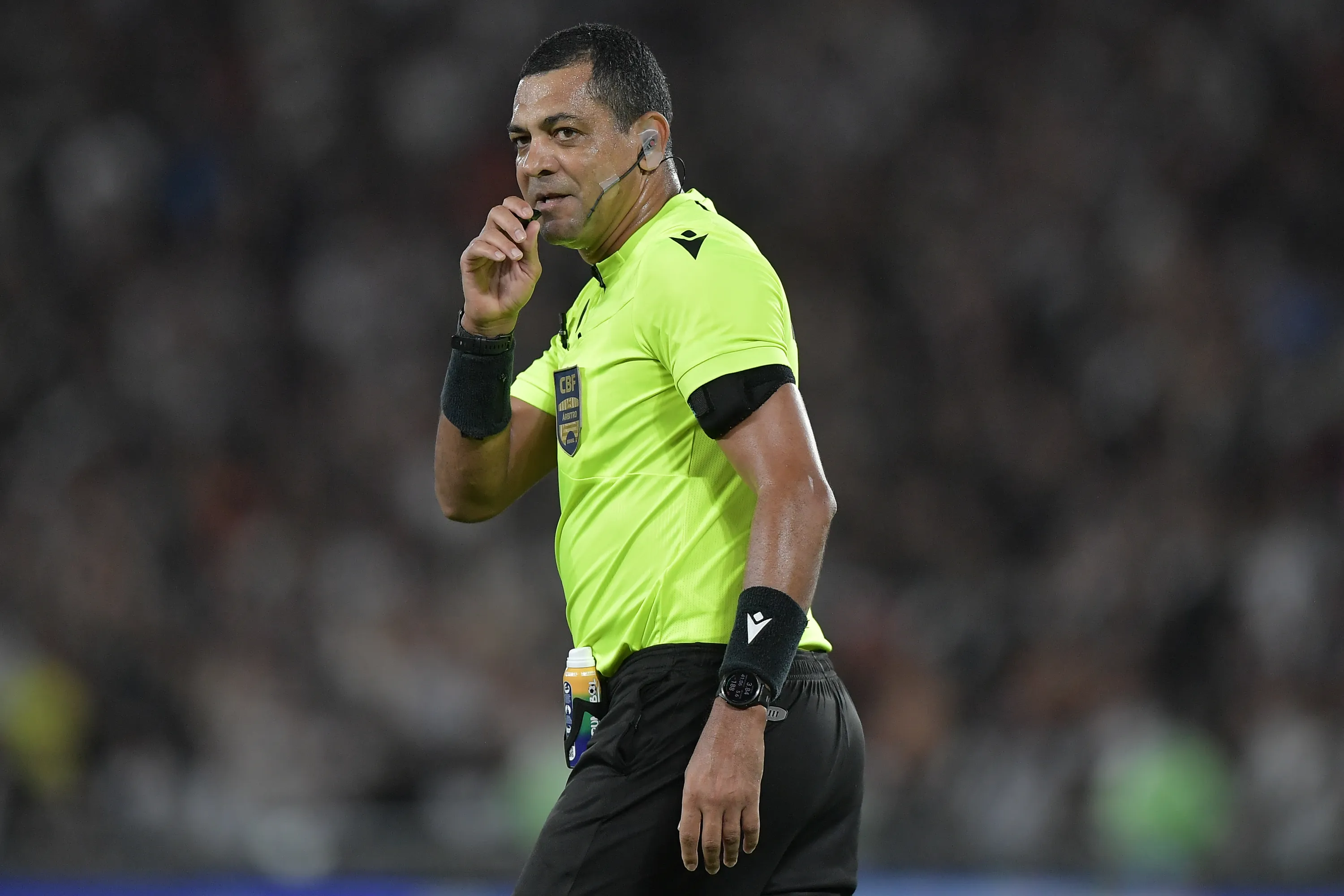 Wagner do Nascimento Magalhães foi o juiz do jogo. Foto: Thiago Ribeiro/AGIF