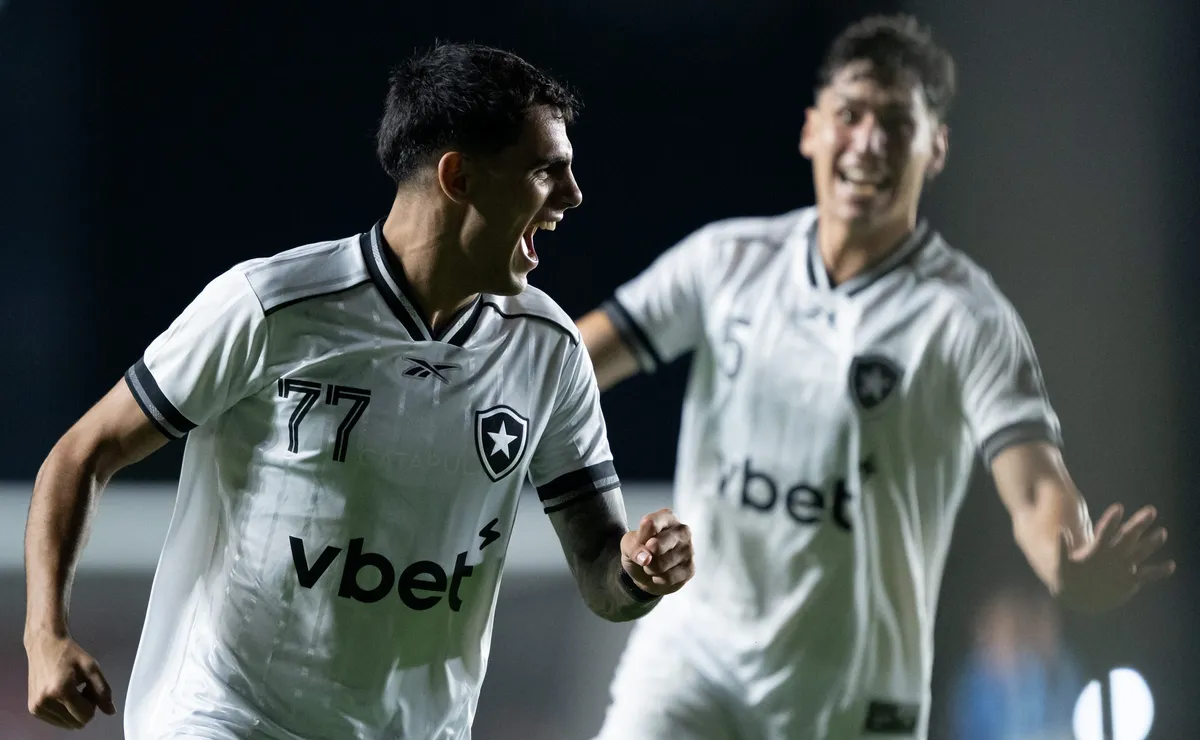 Botafogo vence o Vasco de virada em São Januário e conta com golaços de Villalba e Matheus Martins