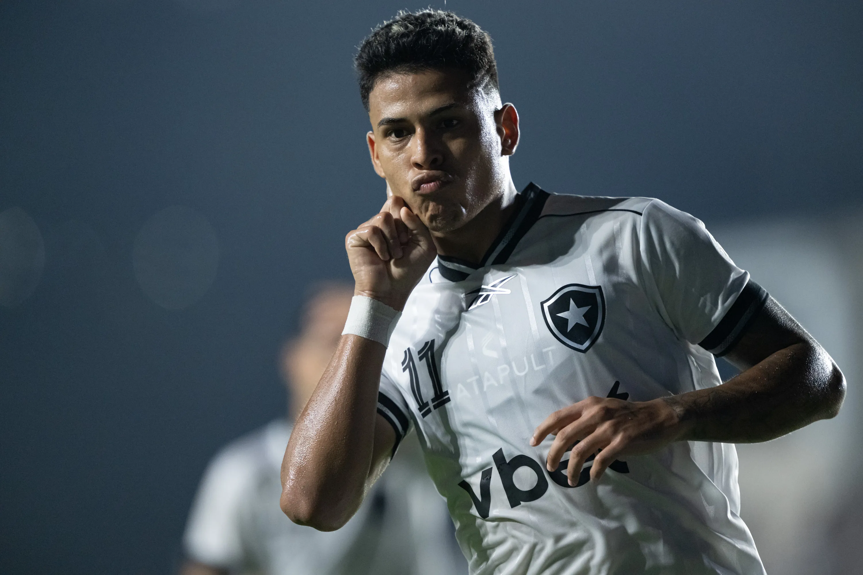 RJ – RIO DE JANEIRO – 04/04/2026 – BRASILEIRO A 2026, VASCO X BOTAFOGO – Matheus Martins jogador do Botafogo comemora seu gol durante partida contra o Vasco no estadio Sao Januario pelo campeonato Brasileiro A 2026. Foto: Jorge Rodrigues/AGIF