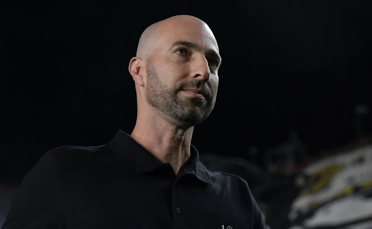 Rodrigo Bellão muda o Botafogo e time vence o Vasco de virada pelo Brasileirão