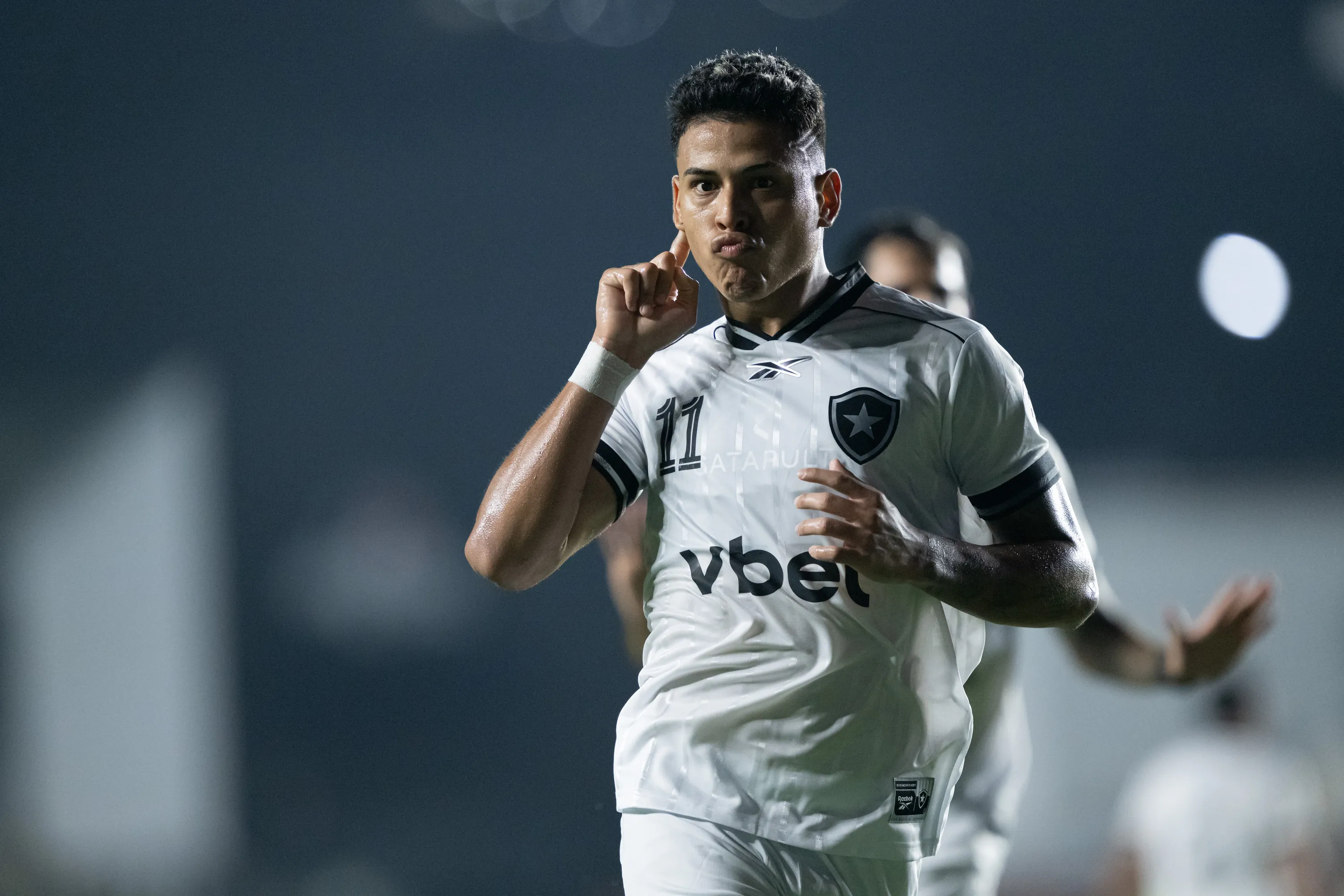 Matheus Martins jogador do Botafogo comemora seu gol. Foto: Jorge Rodrigues/AGIF