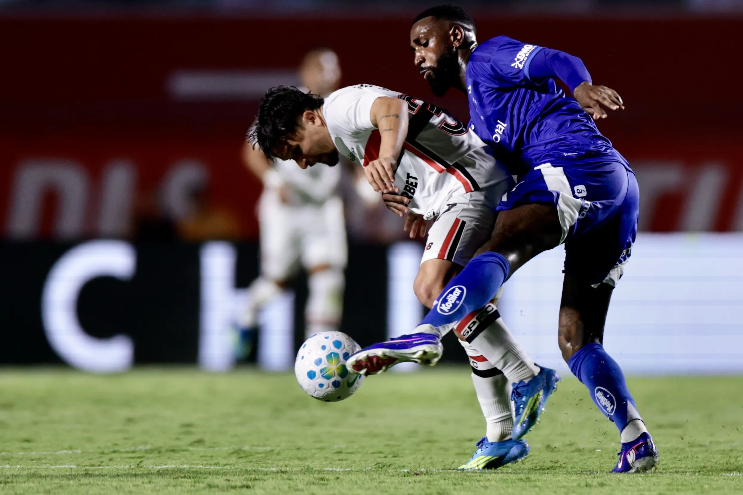 Gerson vai mal em São Paulo x Cruzeiro. Foto: Marcello Zambrana/AGIF