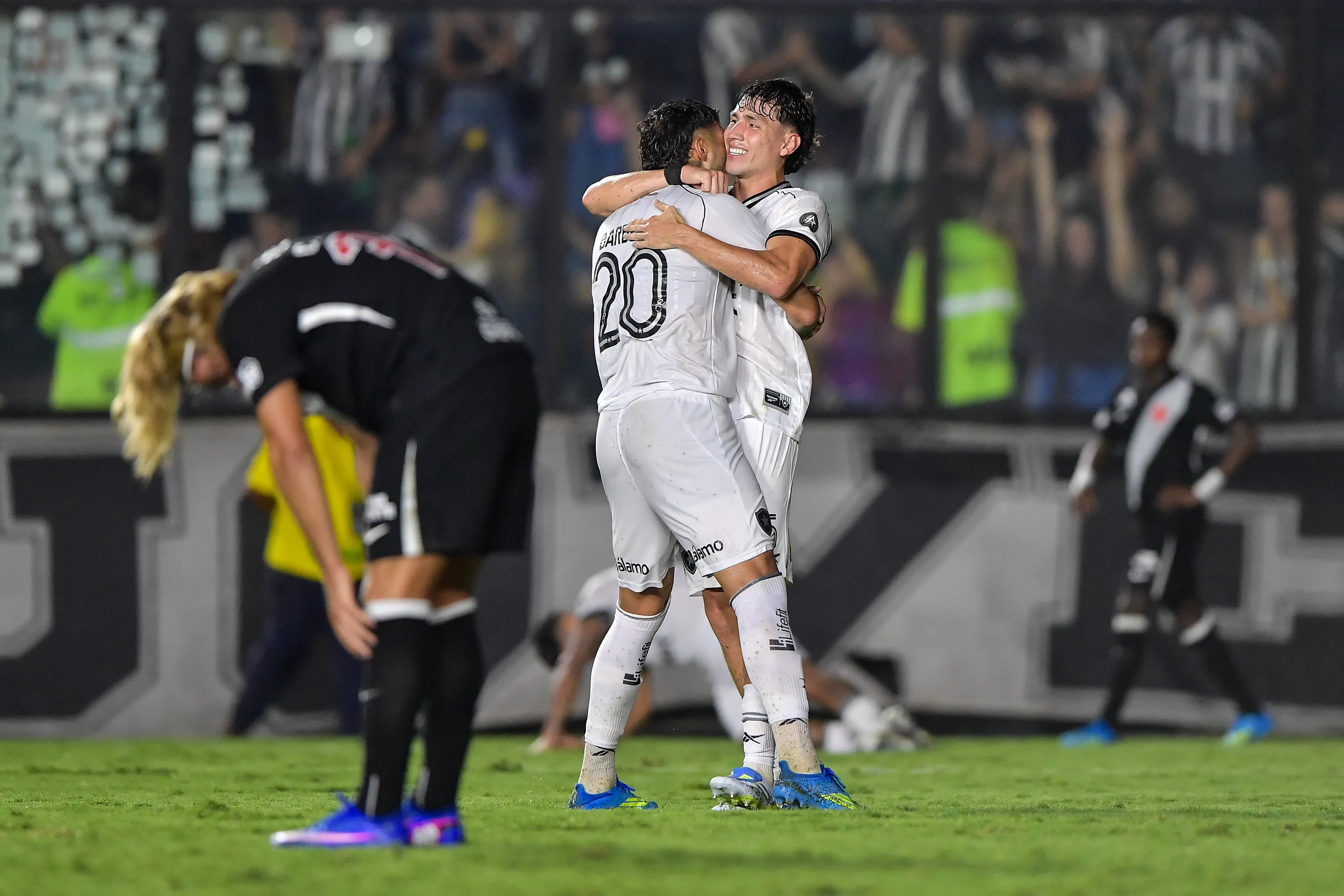 RJ – RIO DE JANEIRO – 04/04/2026 – BRASILEIRO A 2026, VASCO X BOTAFOGO – Barboza jogador do Botafogo comemora vitoria ao final da partida contra o Vasco no estadio Sao Januario pelo campeonato Brasileiro A 2026. Foto: Thiago Ribeiro/AGIF
