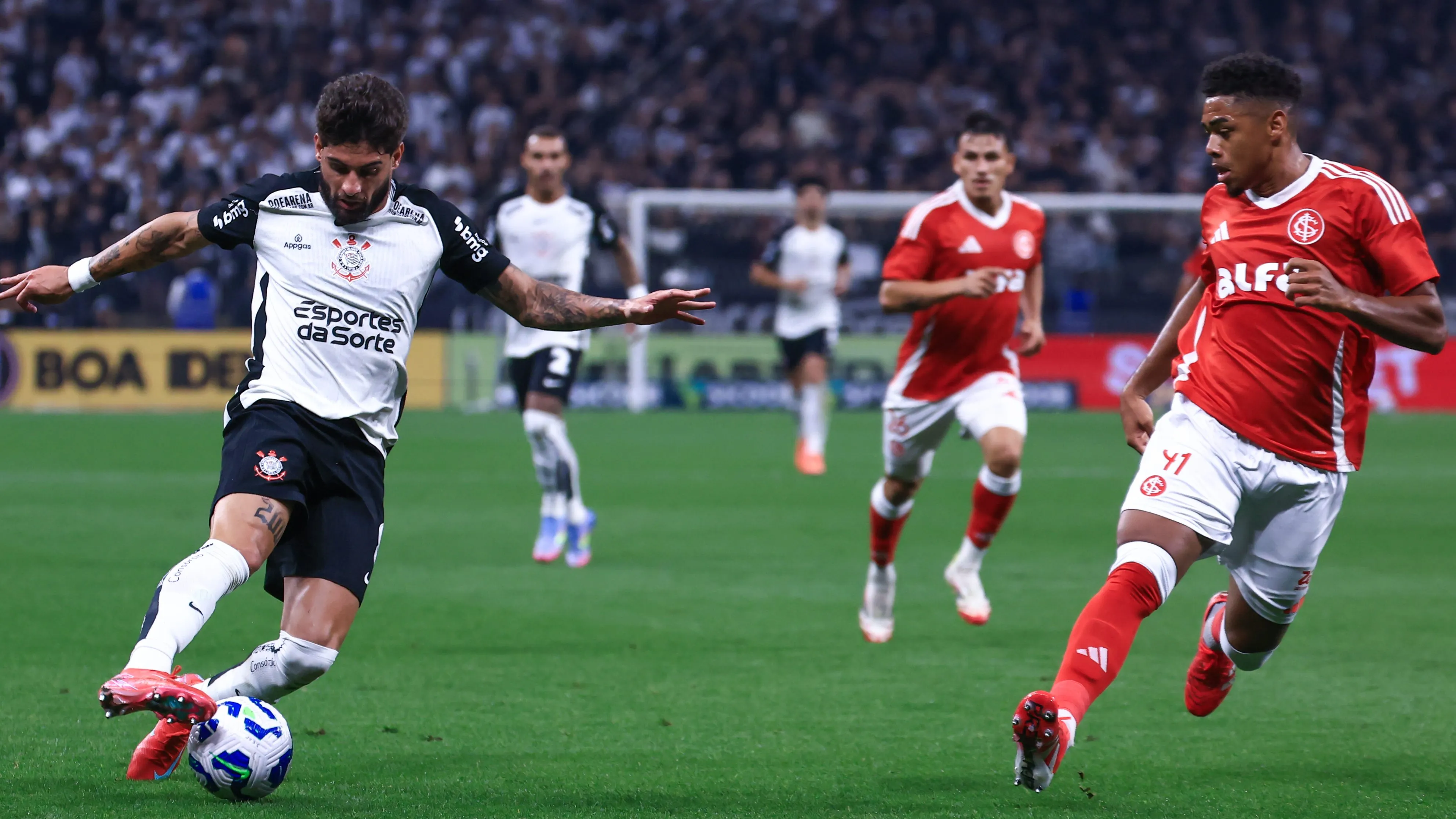 Corinthians X Internacional. Foto: Marcello Zambrana/AGIF