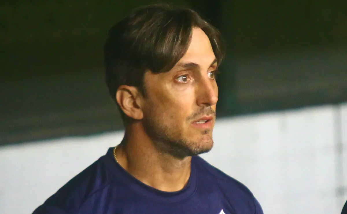 Zubeldía detona arbitragem após gol anulado do Fluminense contra o Coritiba pelo Brasileirão: “É um gênio”