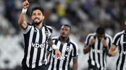 RJ - RIO DE JANEIRO - 01/04/2026 - BRASILEIRO A 2026, BOTAFOGO X MIRASSOL - Alex Telles jogador do Botafogo comemora seu gol durante partida contra o Mirassol no estadio Engenhao pelo campeonato Brasileiro A 2026. Foto: Jorge Rodrigues/AGIF