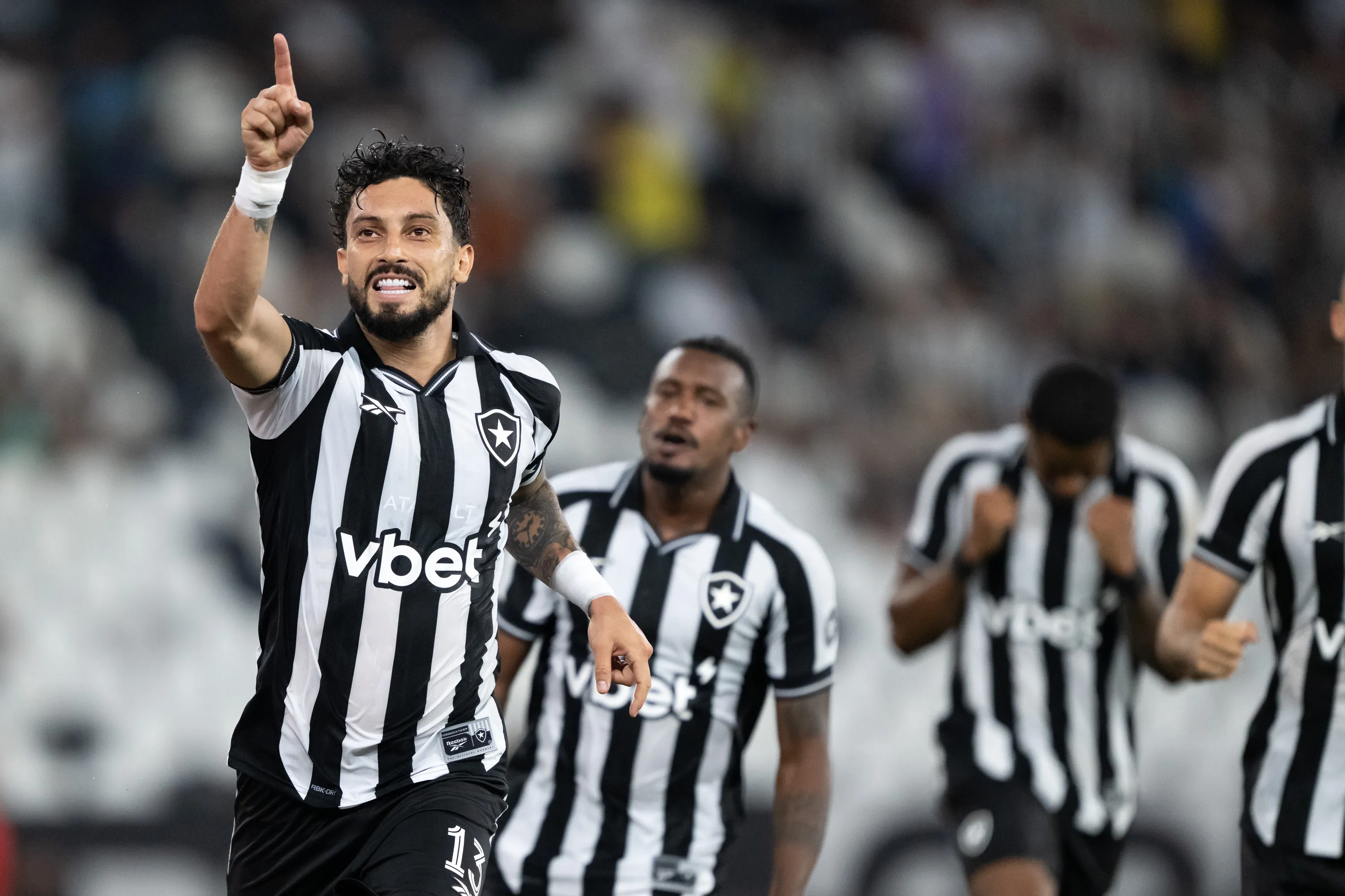 RJ – RIO DE JANEIRO – 01/04/2026 – BRASILEIRO A 2026, BOTAFOGO X MIRASSOL – Alex Telles jogador do Botafogo comemora seu gol durante partida contra o Mirassol no estadio Engenhao pelo campeonato Brasileiro A 2026. Foto: Jorge Rodrigues/AGIF