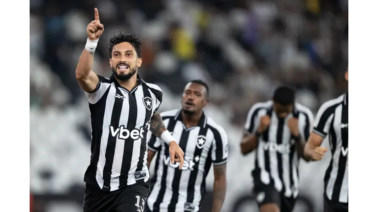 RJ - RIO DE JANEIRO - 01/04/2026 - BRASILEIRO A 2026, BOTAFOGO X MIRASSOL - Alex Telles jogador do Botafogo comemora seu gol durante partida contra o Mirassol no estadio Engenhao pelo campeonato Brasileiro A 2026. Foto: Jorge Rodrigues/AGIF