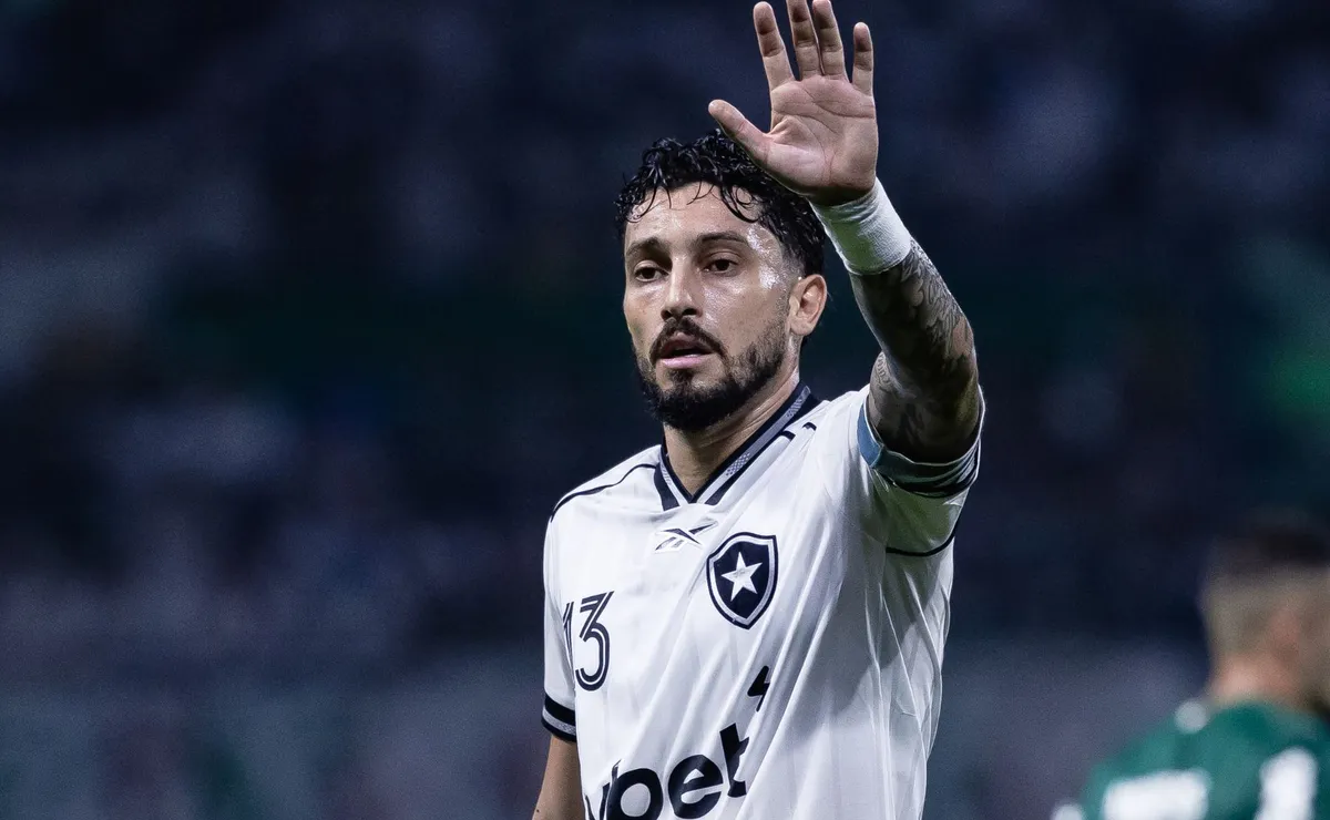 Após vitória, Alex Telles enaltece trabalho de Bellão e aponta impacto direto no Botafogo