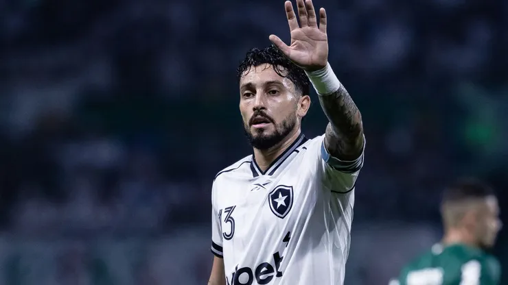 Após vitória, Alex Telles enaltece trabalho de Bellão e aponta impacto direto no Botafogo — Foto Ettore ChiereguiniAGIF