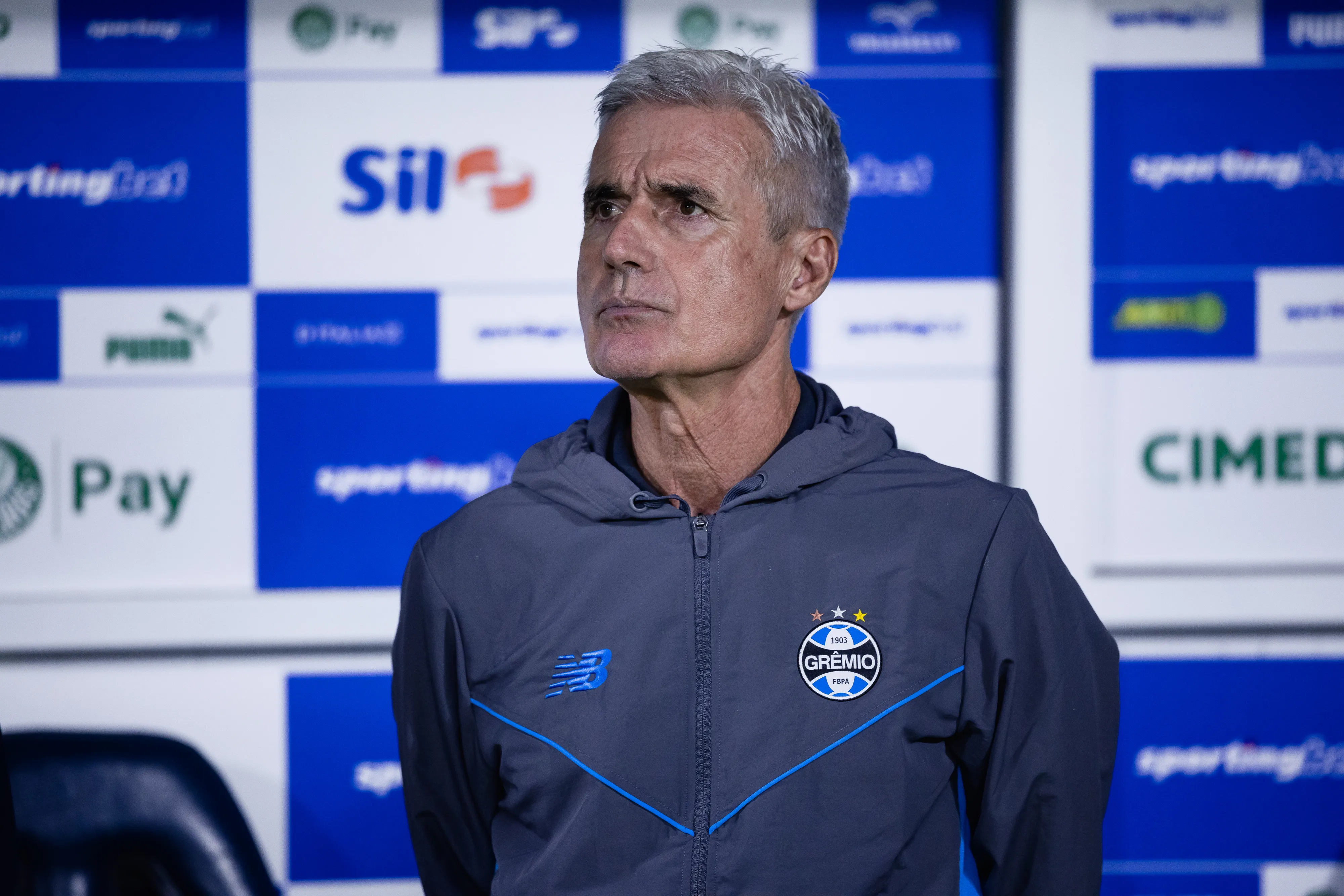 SP – BARUERI – 02/04/2026 – BRASILEIRO A 2026, PALMEIRAS X GREMIO – Luis Castro tecnico do Gremio durante partida contra o Palmeiras no estadio Arena Barueri pelo campeonato Brasileiro A 2026. Foto: Ettore Chiereguini/AGIF