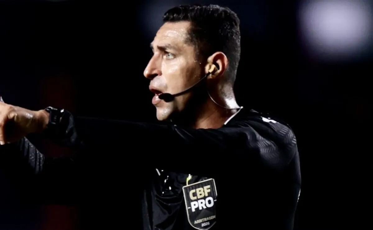 Villalba questiona Rodrigo Pereira de Lima por pênalti marcado em goleada do São Paulo sobre o Cruzeiro