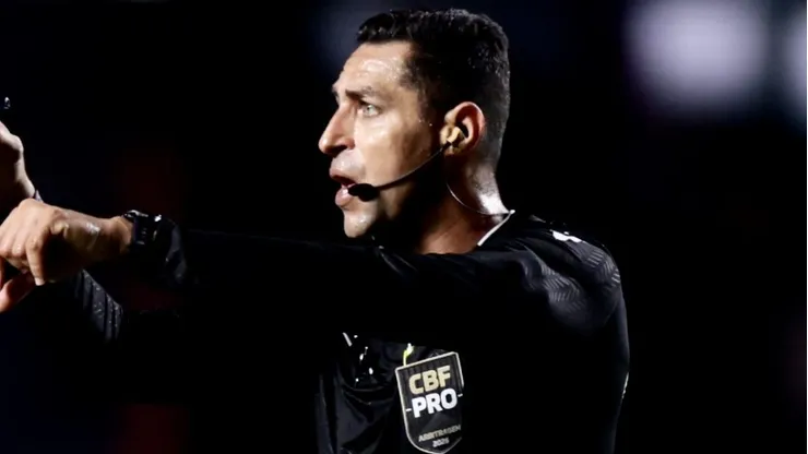 Árbitro Rodrigo Pereira de Lima marcou penalidade contra o Cruzeiro.
