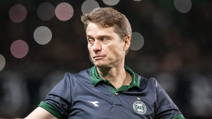 Treinador do Coxa durante vitória por 1 a 0 sobre o Remo