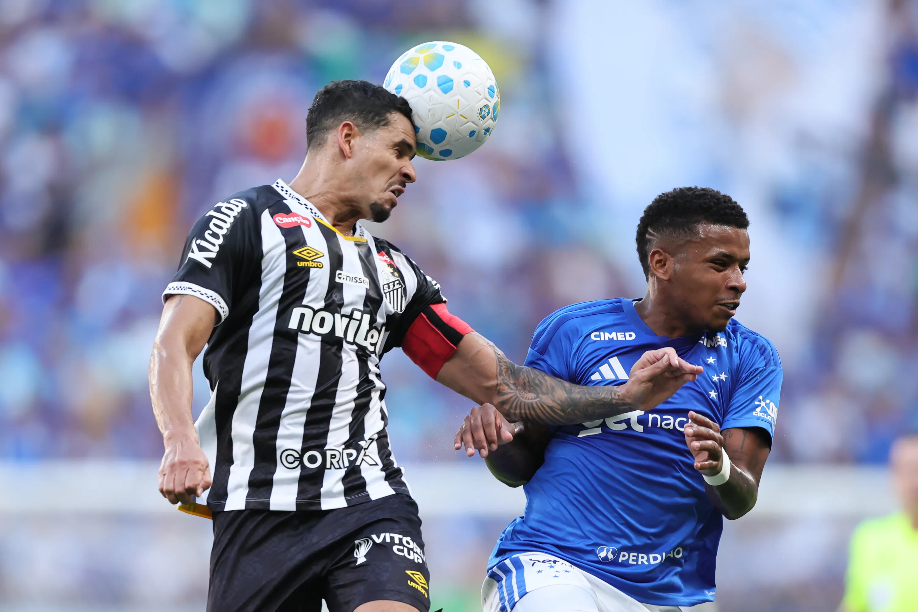 MG – BELO HORIZONTE – 22/03/2026 – BRASILEIRO A 2026, CRUZEIRO X SANTOS – Lucas Verissimo jogador do Santos durante partida contra o Cruzeiro no estadio Mineirao pelo campeonato Brasileiro A 2026. Foto: Gilson Lobo/AGIF