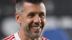 Paulo Pezzolano durante partida do Colorado na Vila Belmiro