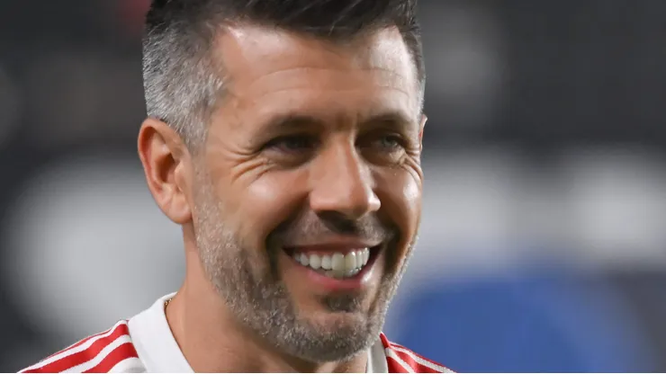 Paulo Pezzolano durante partida do Colorado na Vila Belmiro