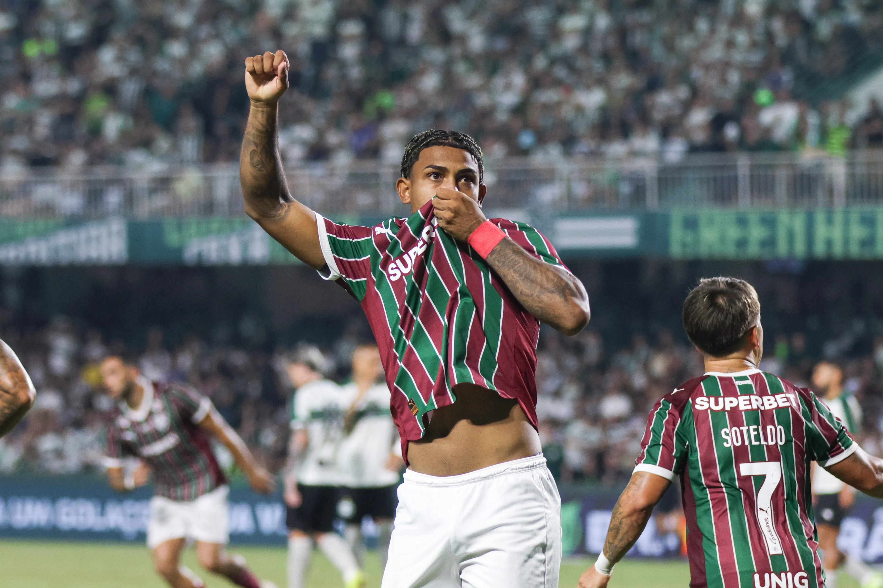 PR – CURITIBA – 04/04/2026 – BRASILEIRO A 2026, CORITIBA X FLUMINENSE – John Kennedy jogador do Fluminense comemora seu gol durante partida contra o Coritiba no estadio Couto Pereira pelo campeonato Brasileiro A 2026. Foto: Robson Mafra/AGIF
