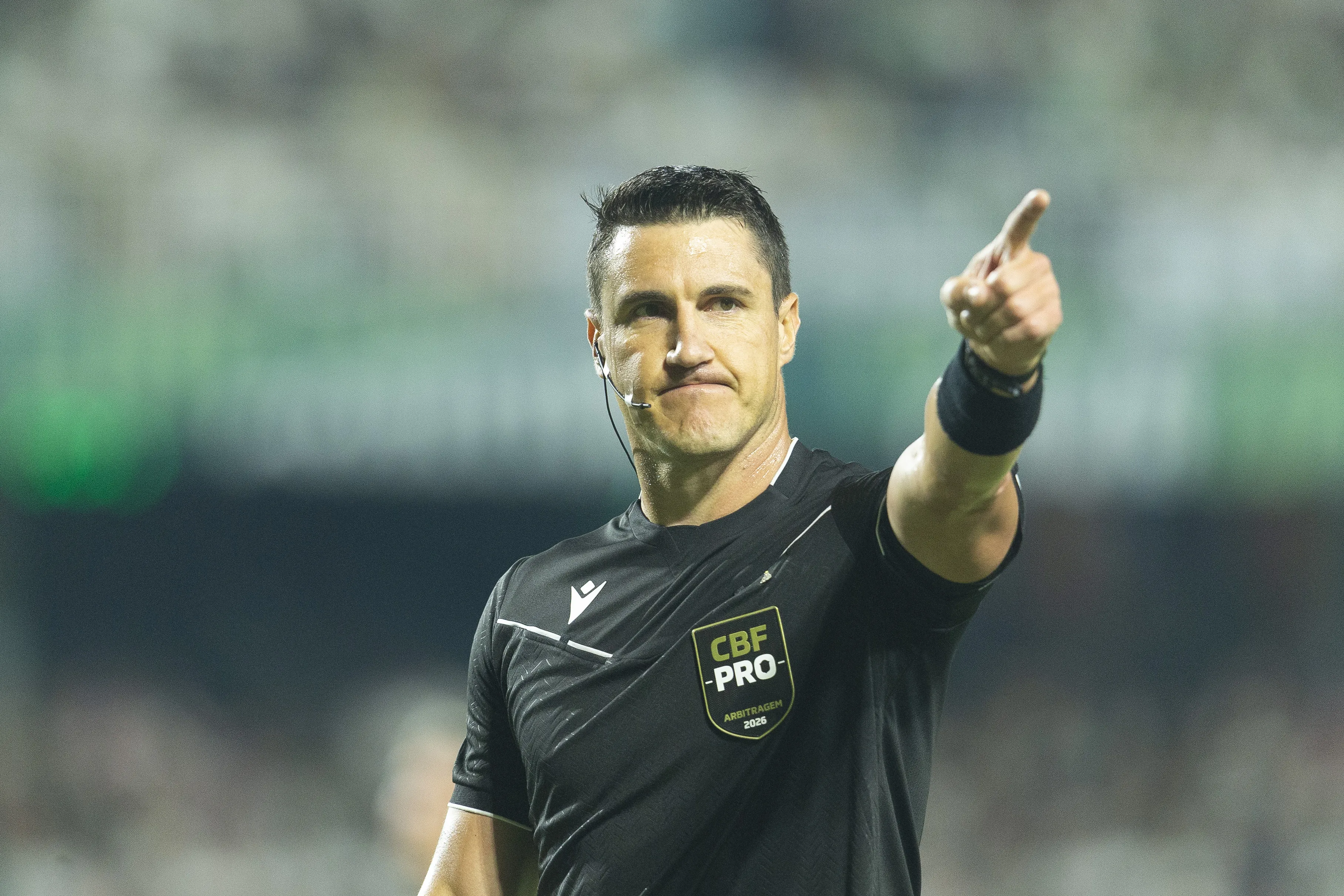 PR – CURITIBA – 04/04/2026 – BRASILEIRO A 2026, CORITIBA X FLUMINENSE – O arbitro Rafael Rodrigo Klein durante partida entre Coritiba e Fluminense no estadio Couto Pereira pelo campeonato Brasileiro A 2026. Foto: Hedeson Alves/AGIF