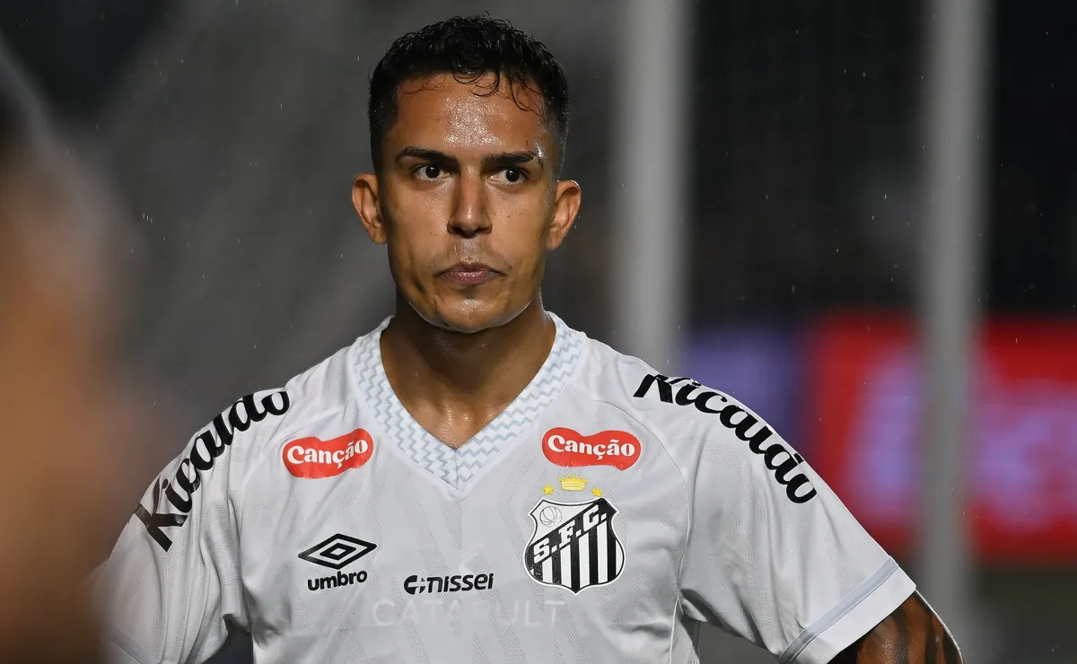 Santos enfrenta o Flamengo pelo Brasileirão com lateral-direita como problema para Cuca resolver