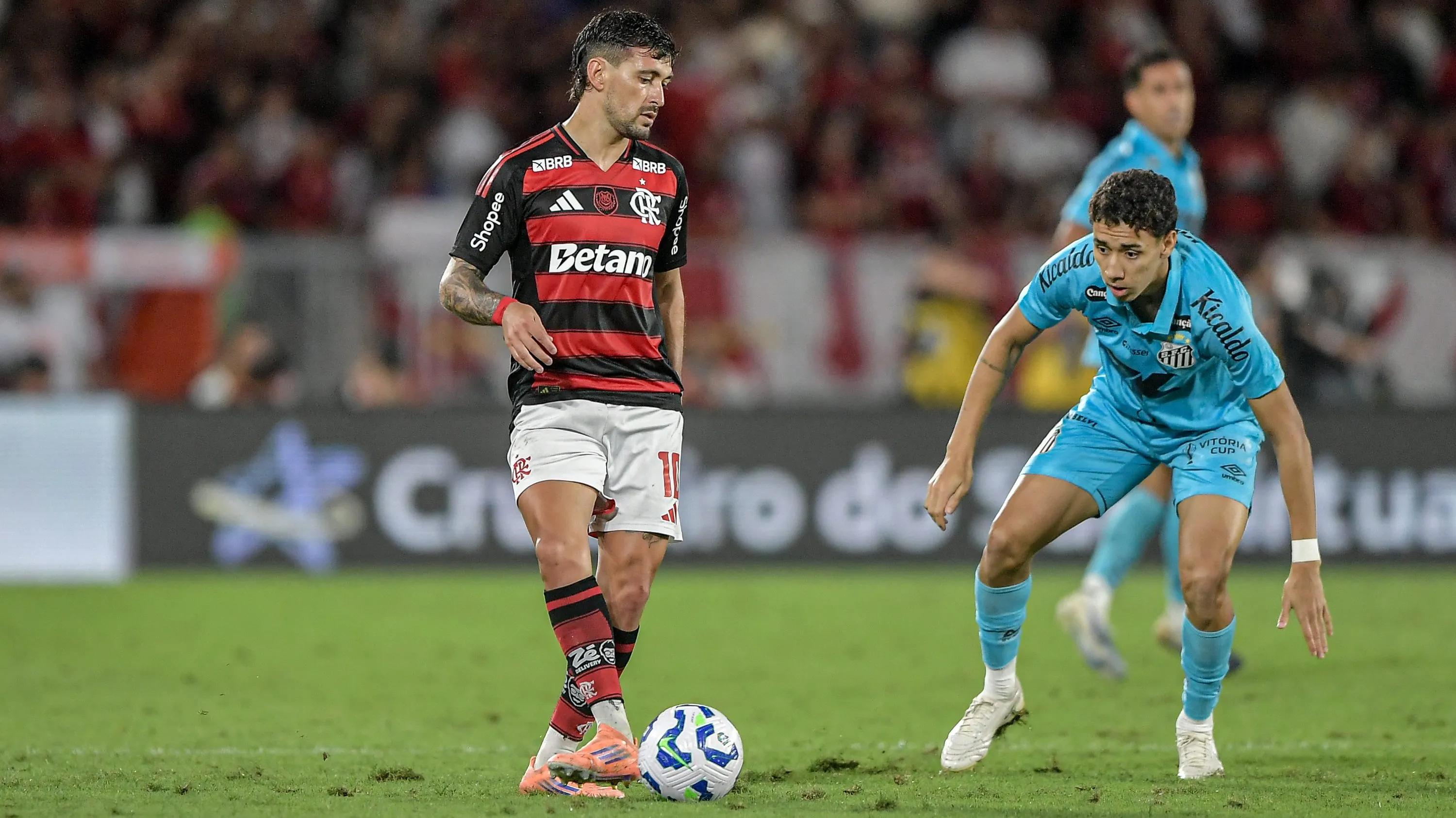 Arrascaeta jogador do Flamengo durante partida contra o Santos no estadio Maracana pelo campeonato Brasileiro A 2025. Foto: Thiago Ribeiro/AGIF