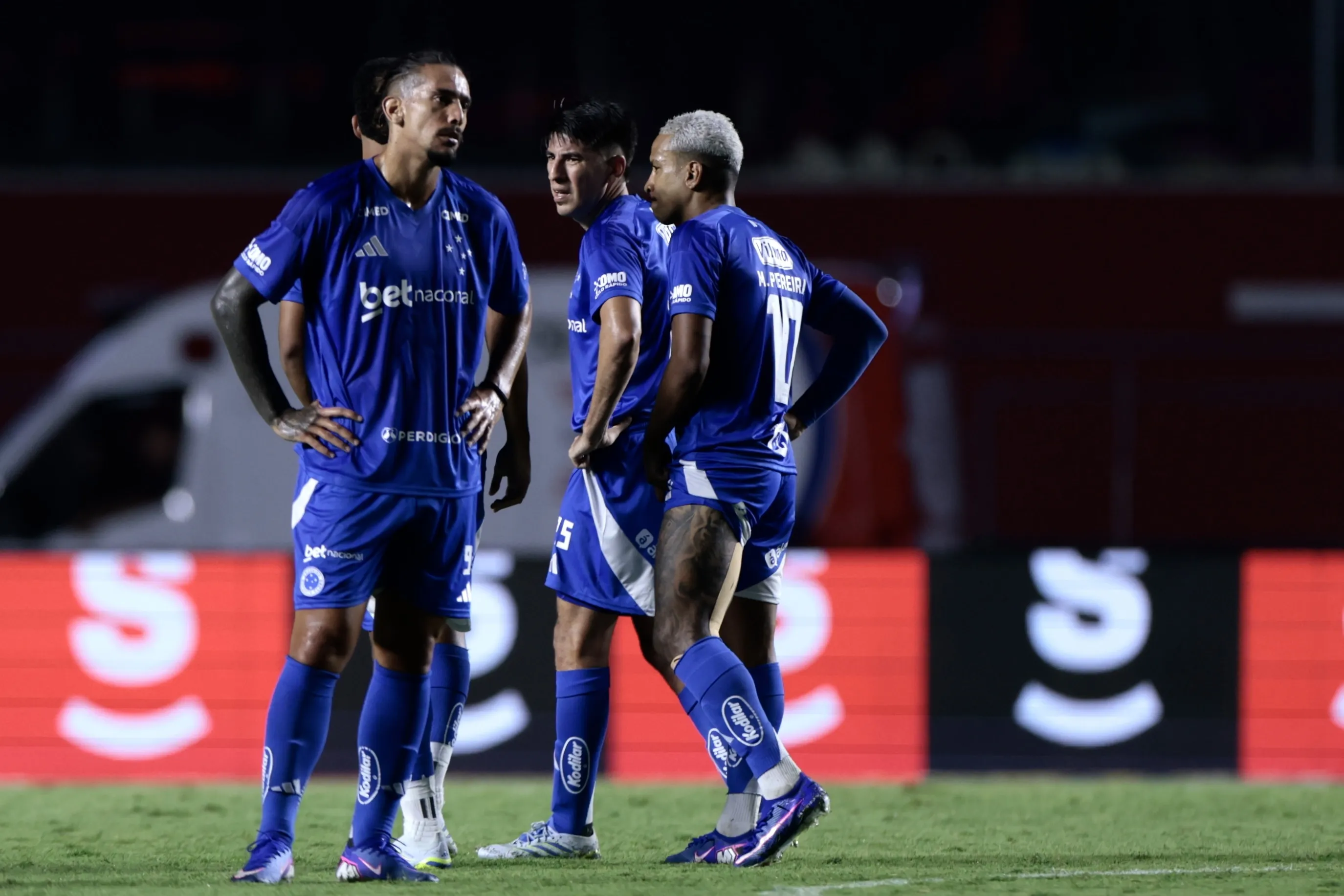 Jogadores do Cruzeiro após goleada sofrida no Brasileirão. Foto: Marcello Zambrana/AGIF