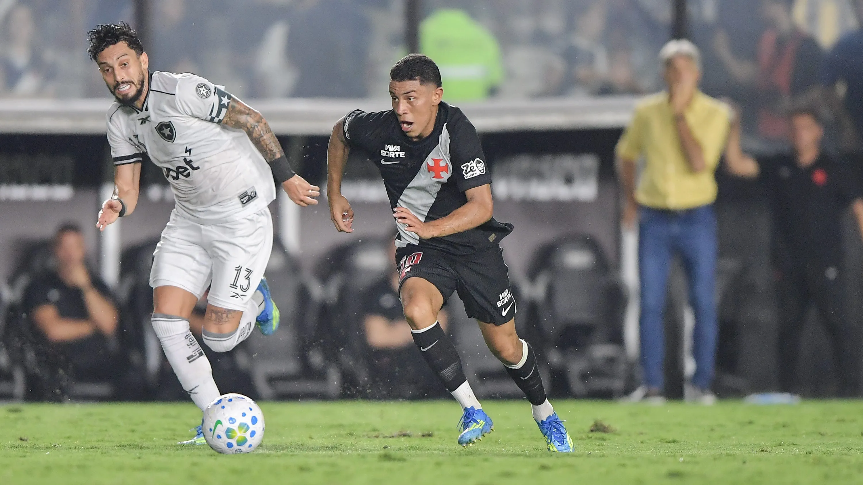 Alex Telles contra o Vasco. Foto: Thiago Ribeiro/AGIF
