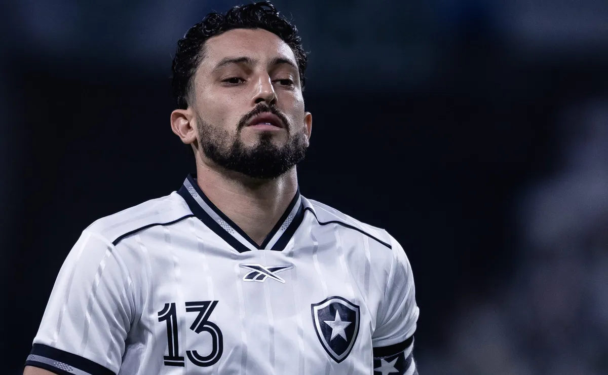 Alex Telles tranquiliza torcida após sair com dores em Vasco x Botafogo: “Certeza que não é nada”