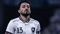 Alex Telles jogador do Botafogo durante partida contra o Palmeiras no estadio Arena Allianz Parque pelo campeonato Brasileiro A 2026. Foto: Ettore Chiereguini/AGIF