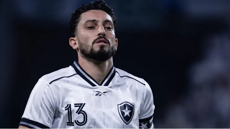 Alex Telles jogador do Botafogo durante partida contra o Palmeiras no estadio Arena Allianz Parque pelo campeonato Brasileiro A 2026. Foto: Ettore Chiereguini/AGIF