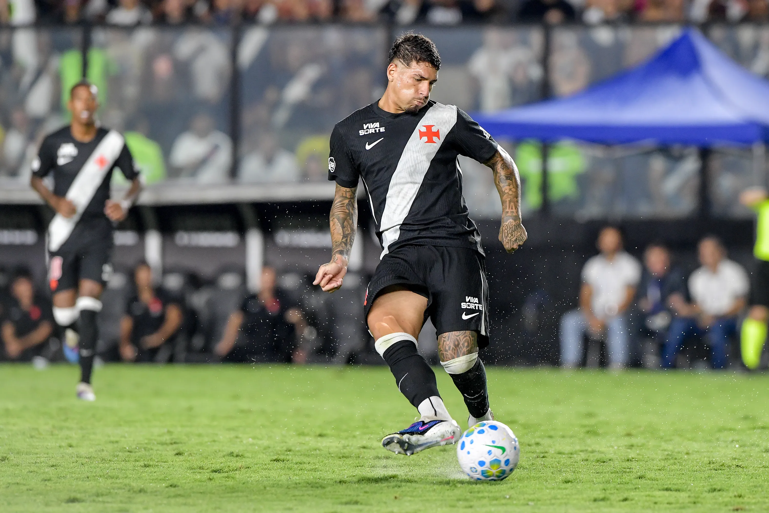 Saldivia jogador do Vasco durante partida contra o Botafogo no estadio Sao Januario pelo campeonato Brasileiro A 2026. Foto: Thiago Ribeiro/AGIF