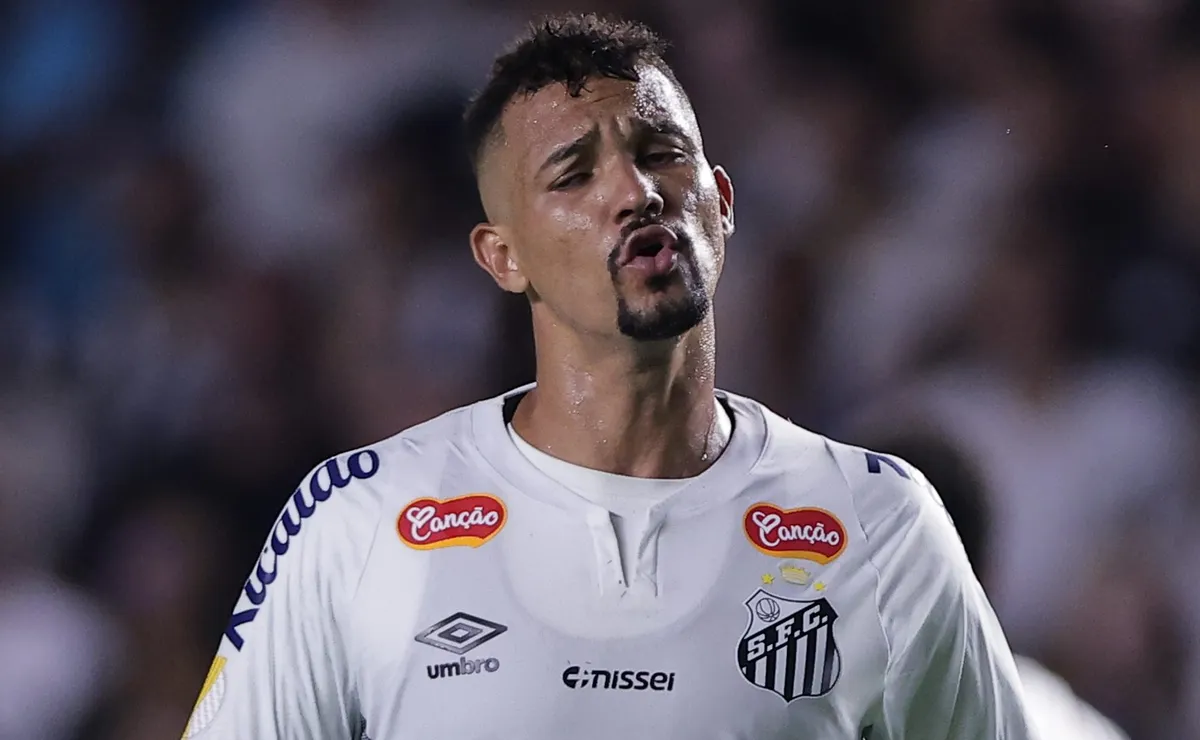 Torcida do Santos critica Zé Ivaldo improvisado na lateral-direita contra o Flamengo no Maracanã