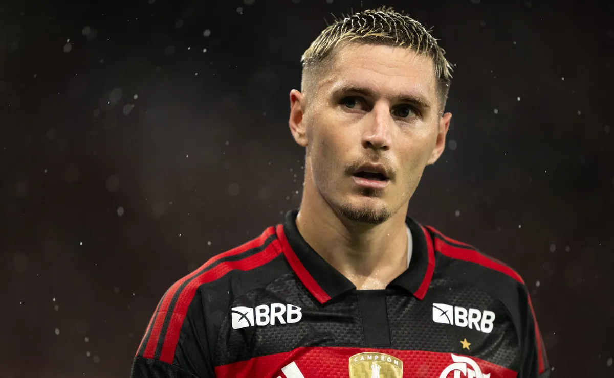 Torcida do Flamengo elogia Varela após boa atuação no primeiro tempo contra o Santos