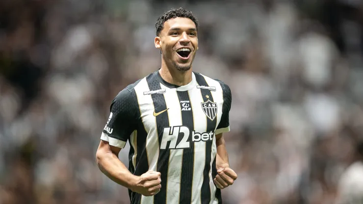 Victor Hugo celebra gol no jogo