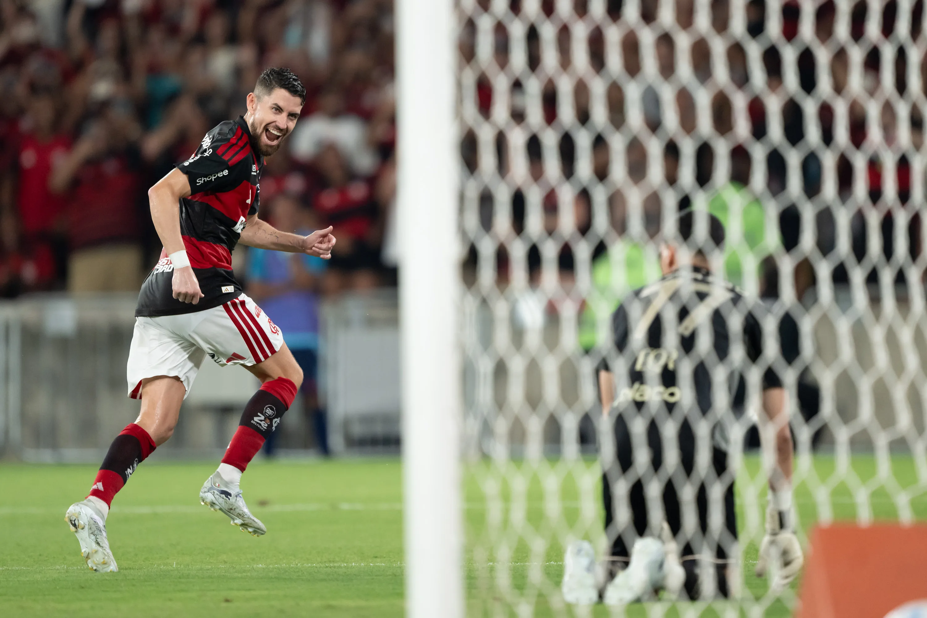 Jorginho jogador do Flamengo comemora seu gol durante partida contra o Santos no estadio Maracana pelo campeonato Brasileiro A 2026. Foto: Jorge Rodrigues/AGIF