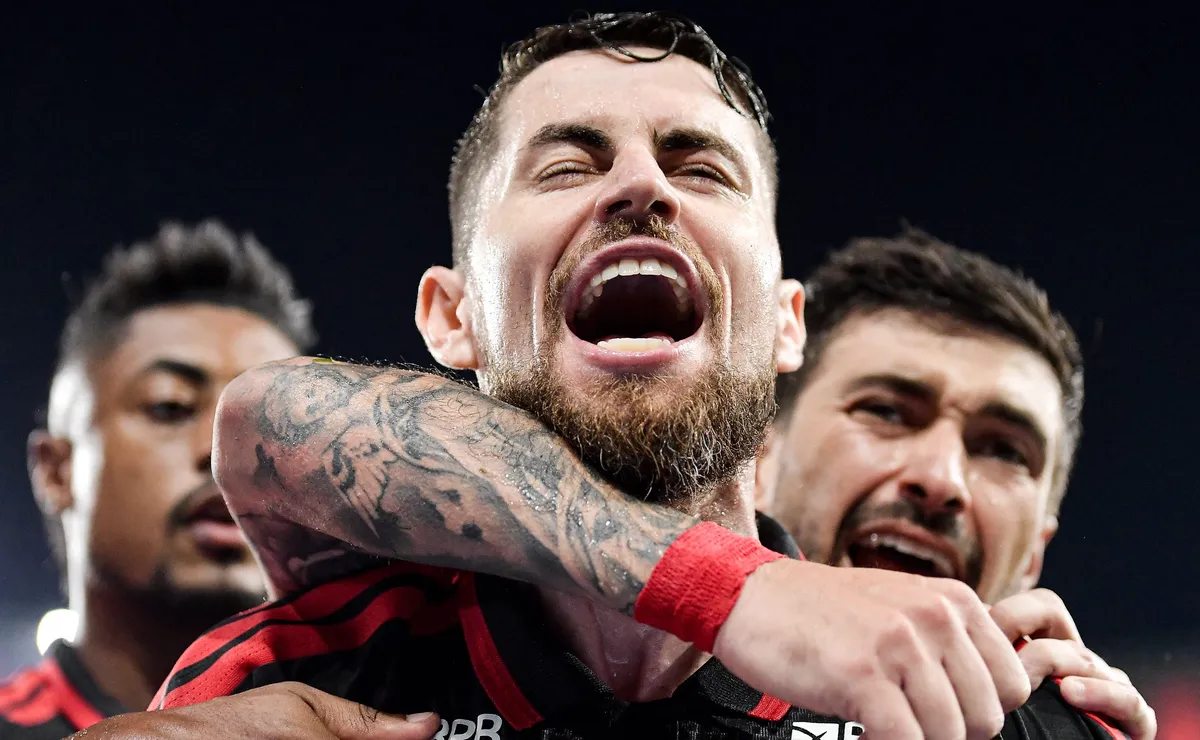 Flamengo supera tensão, tem gol anulado e garante virada sobre o Santos no Brasileirão