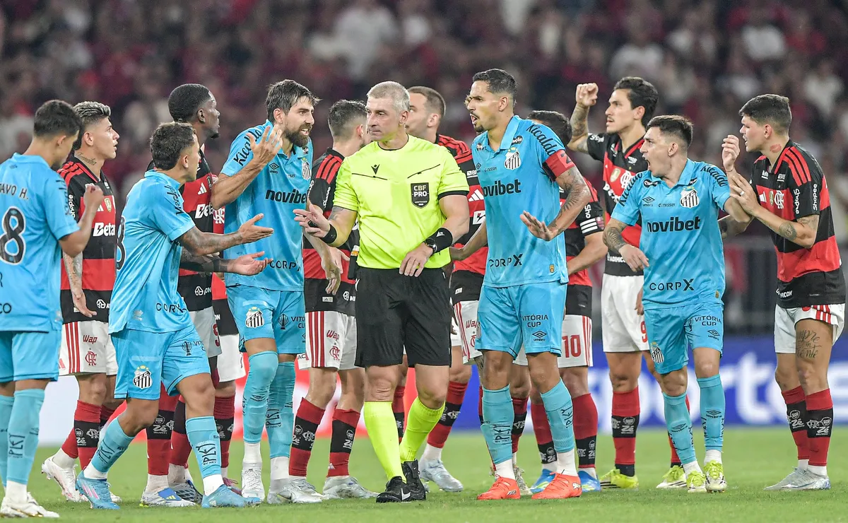 PC Oliveira justifica toque de Léo Ortiz para anulação de gol em Flamengo x Santos