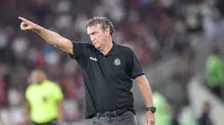 Cuca durante o jogo entre Flamengo e Santos. Foto: Thiago Ribeiro/AGIF