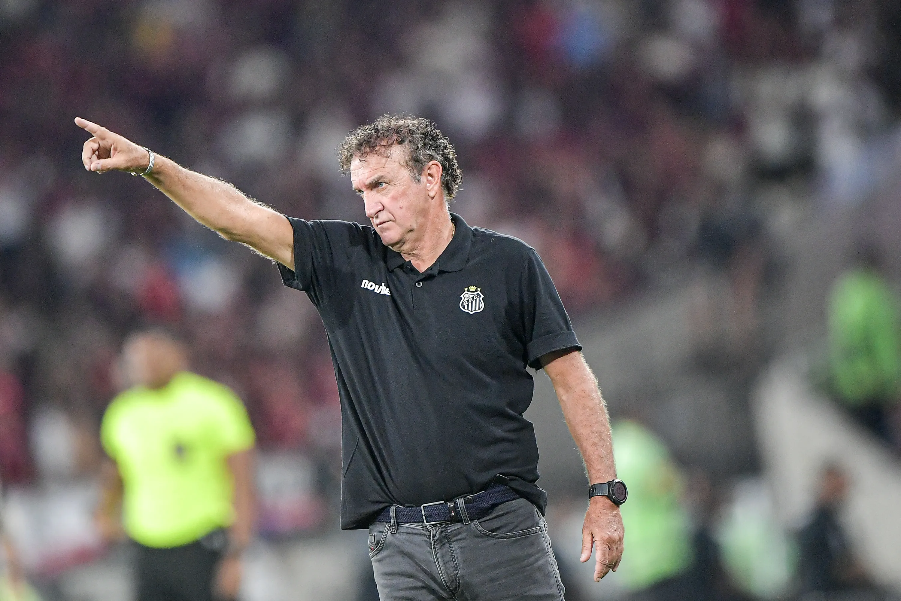 Cuca durante o jogo entre Flamengo e Santos. Foto: Thiago Ribeiro/AGIF