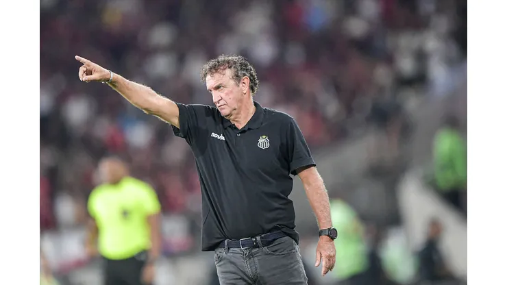 Cuca durante o jogo entre Flamengo e Santos. Foto: Thiago Ribeiro/AGIF