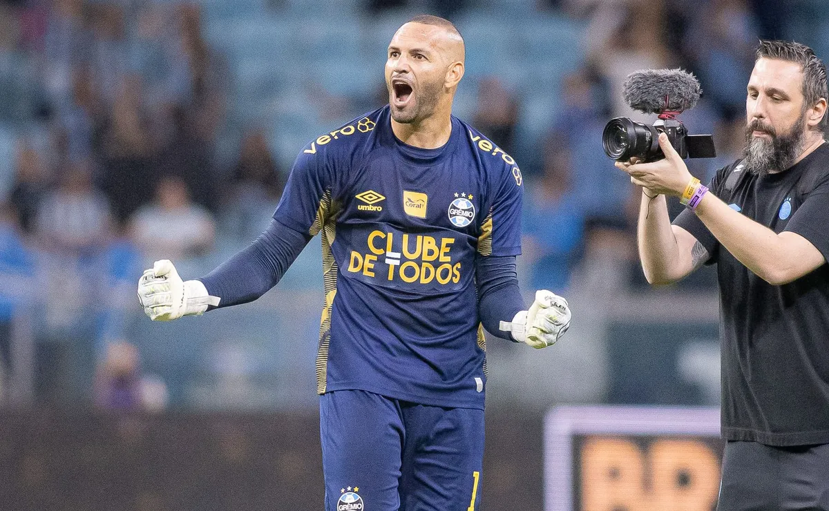 Weverton, do Grêmio, faz defesa espetacular e evita gol do Remo nos primeiros minutos pelo Brasileirão