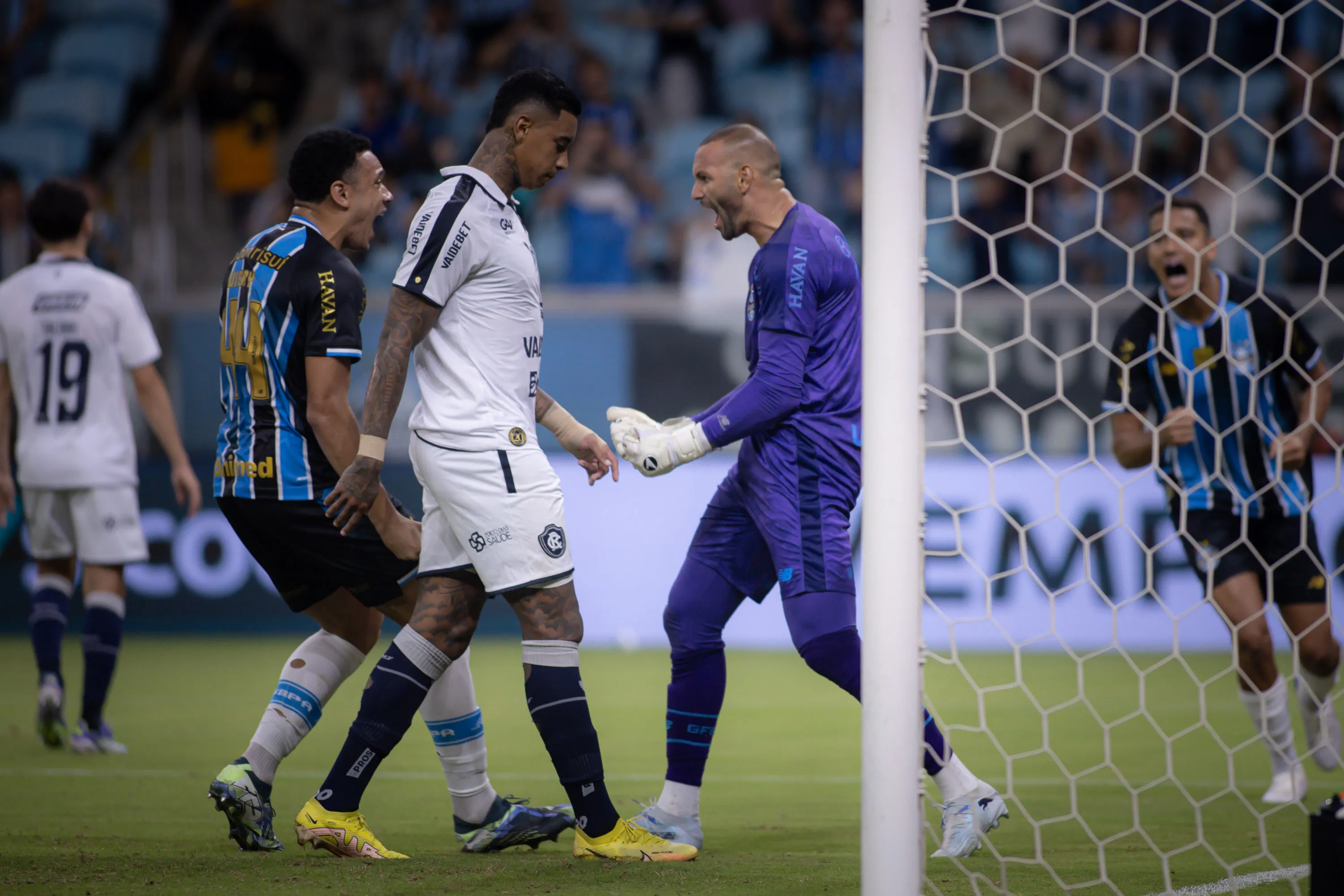 Weverton pega pênalti de Alef Manga. Foto: Maxi Franzoi/AGIF