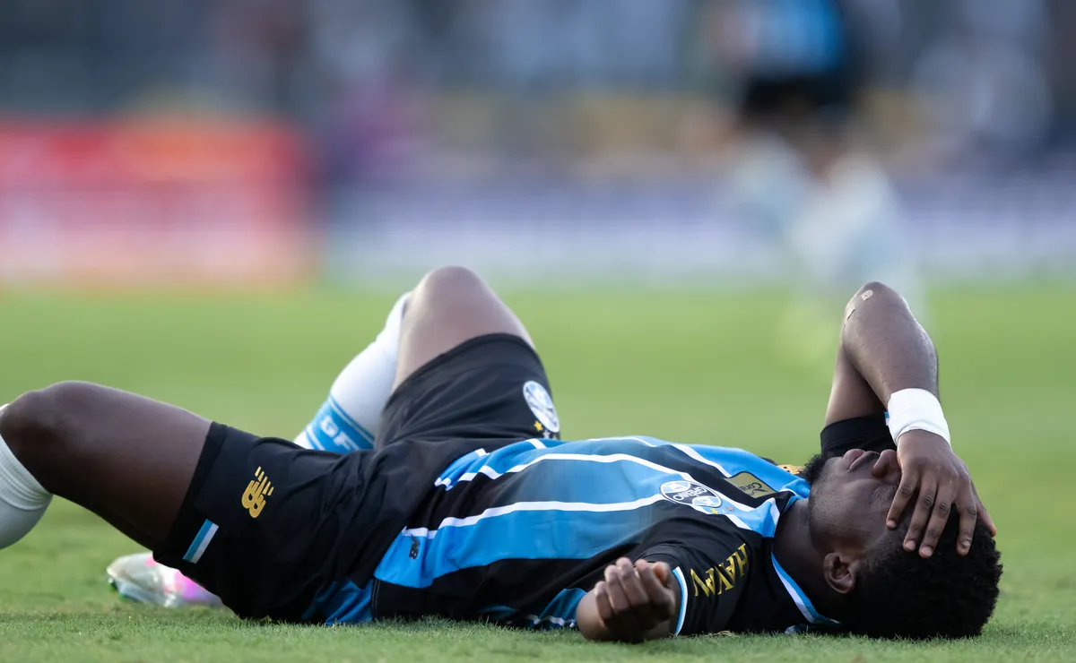 Após lance em Amuzu no Gre-Nal, Grêmio questiona critério da arbitragem e vê polêmica crescer