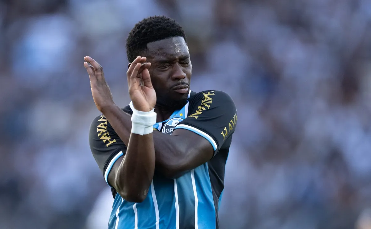 Amuzu vira alvo da torcida após primeiro tempo irregular em Grêmio x Remo pelo Brasileirão