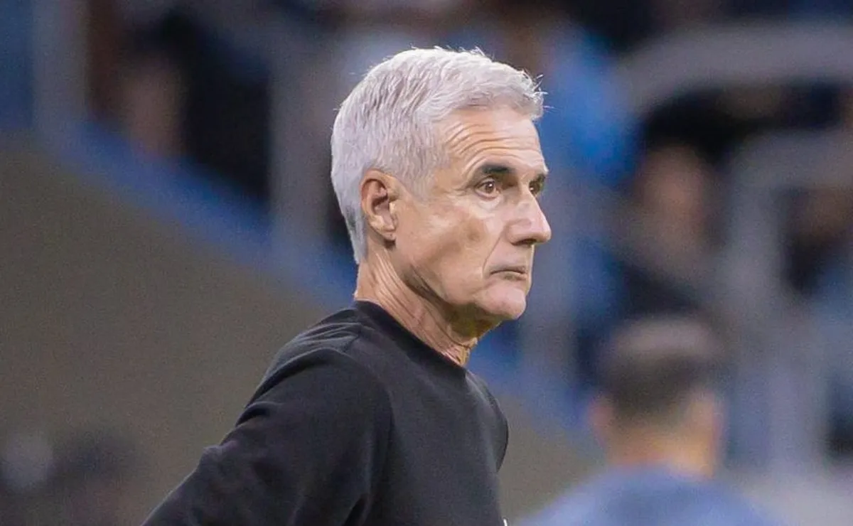 Luís Castro erra em estratégia e Grêmio empata com Remo com jogador a mais pela Série A