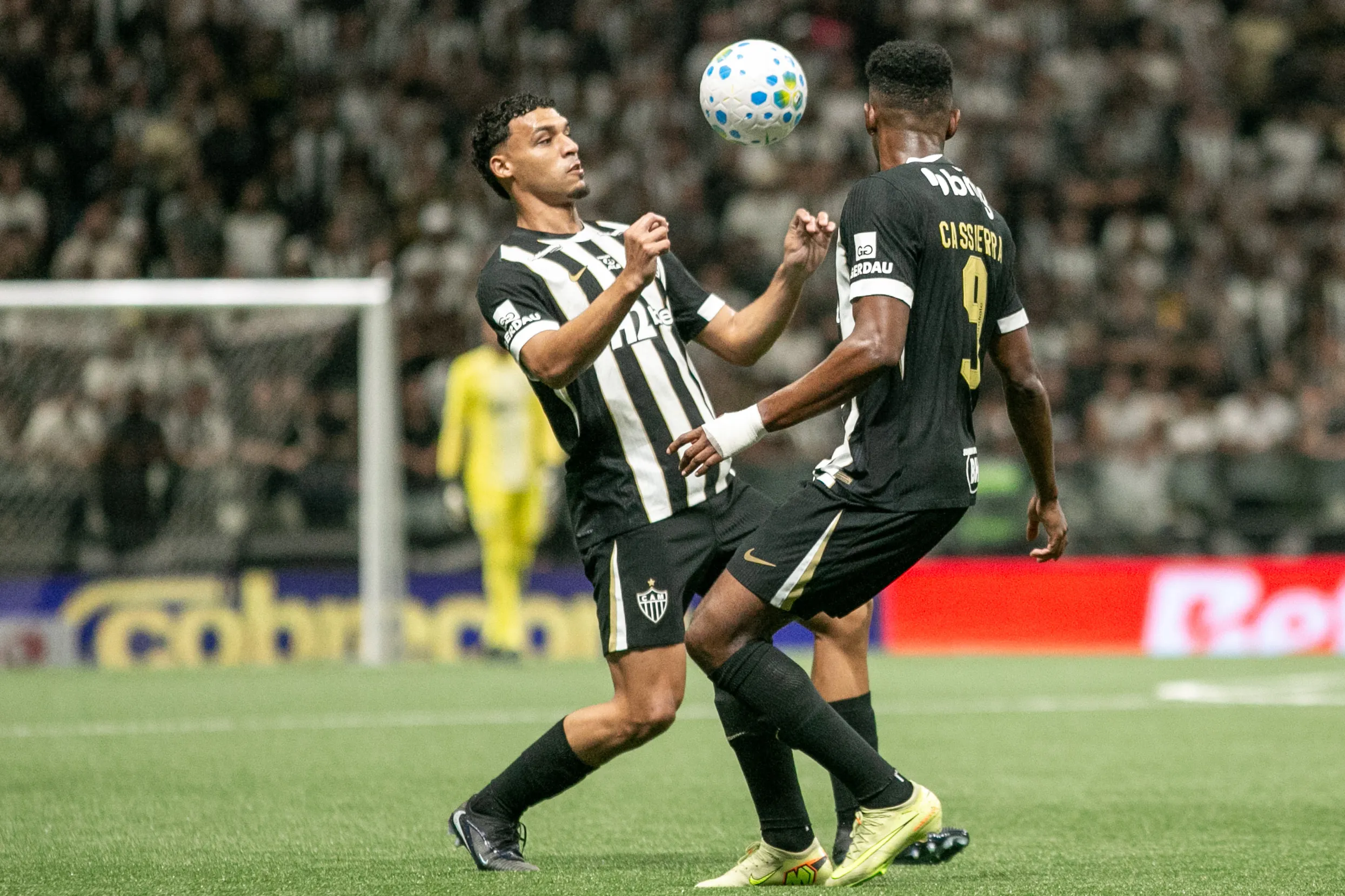Vitor Hugo jogador do Atletico-MG durante partida contra o Sao Paulo no estadio Arena MRV pelo campeonato Brasileiro A 2025. Foto: Fernando Moreno/AGIF